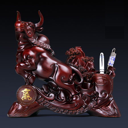 开拓进取高档树脂笔筒摆件